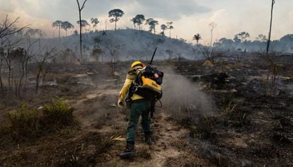 Um bombeiro combate o fogo em uma floresta em Nova Fronteira, na cidade de Novo Progresso, no estado do Pará, na Amazônia brasileira, em setembro.