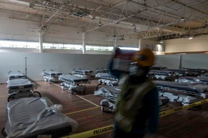 Trabalhadores preparam um hospital de emergência em Monterrey,