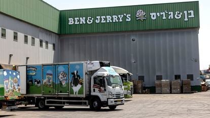 Caminhão de distribuição carrega sorvetes na fábrica da Ben & Jerry’s em Be’er Tuvia, na terça-feira.