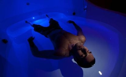 Homem medita em uma cápsula de água salinizada que imita o Mar Morto.