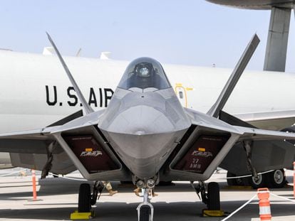 Um F-22 Raptor da empresa norte-americana Lockheed Martin, exposto em feira em Dubai em novembro de 2019.