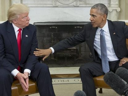 O ex-presidente dos EUA, Barack Obama, ao lado do atual governante, Donald Trump, na Casa Branca, Washington.