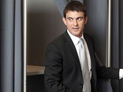 Manuel Valls sai da cabine depois de ter votado nas eleições europeias no domingo.