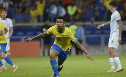 Gabriel Jesus comemora o primeiro gol do Brasil.