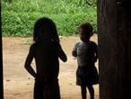 Crianças do povo Sanöma, que vive na Terra Indígena Yanomami, na fronteira do Brasil com a Venezuela.