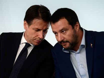 O primeiro-ministro italiano, Giuseppe Conte, com o líder da Liga, Matteo Salvini, em outubro passado em Roma
