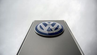 Símbolo da Volkswagen em uma concessionária de Viena.