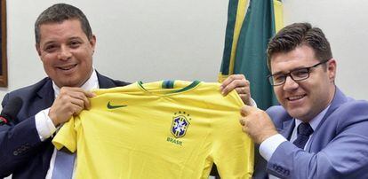 Deputado Fábio Mitidieri recebe camisa da seleção, em Brasília.