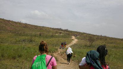 Venezuelanos atravessam a pé a fronteira entre Venezuela e Brasil.