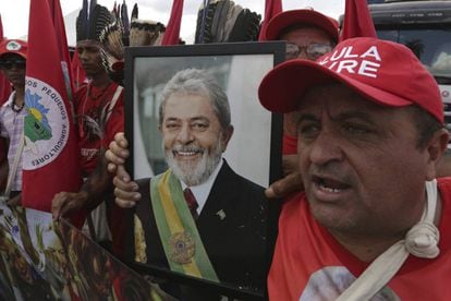 Apoiador de Lula com foto do petista em Brasília.