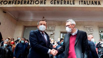 O primeiro-ministro da Itália, Mario Draghi, cumprimenta nesta segunda-feira o secretário-geral do CGIL, Maurizio Landini, em frente à sede do sindicato em Roma, atacada no fim de semana por grupos fascistas.