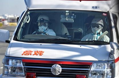 Agentes de saúde transportam um doente nesta quarta-feira em Yokohama.