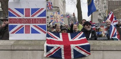 Manifestantes favoráveis ao ‘Brexit’ protestam junto ao Parlamento.