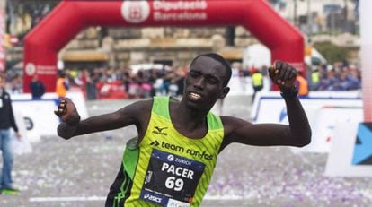 O keniano Jonah Kipkemoi comemora vitória na Maratona de Barcelona.