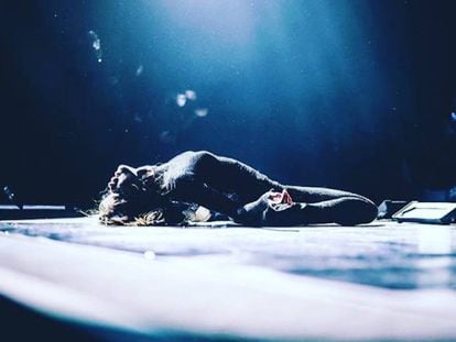 O fim da princesa mais observada do planeta. Esta foto de Selena Gomez caída sobre o placo foi a última que a cantora compartilhou no seu Instagram, há três semanas. Depois, anunciou que interrompe temporariamente sua carreira.