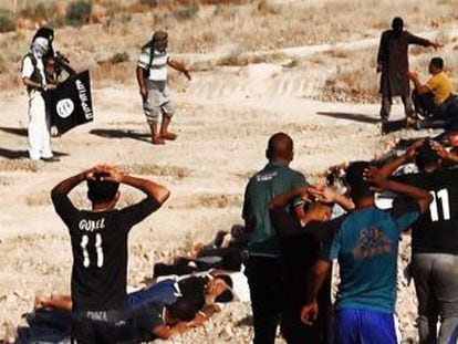 Membros do EIIL executam supostos soldados iraquianos na província de Saladino, em uma imagem publicada em um site jihadista.