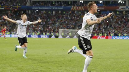 Kroos e Reus comemoram gol que tirou a Alemanha do sufoco.
