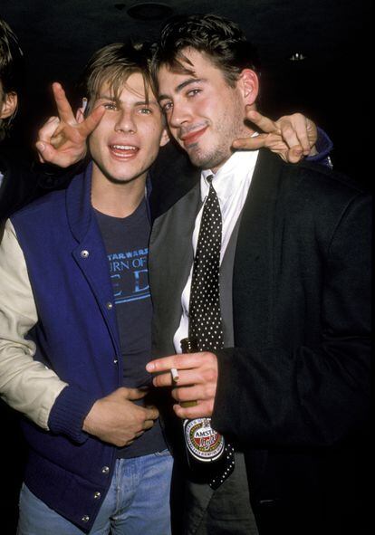 Christian Slater e Robert Downey Jr. com cerveja e cigarros em um clube de Los Angeles em novembro de 1988. 