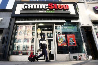 Um homem passa diante de uma loja da GameStop em Nova York, na sexta-feira.