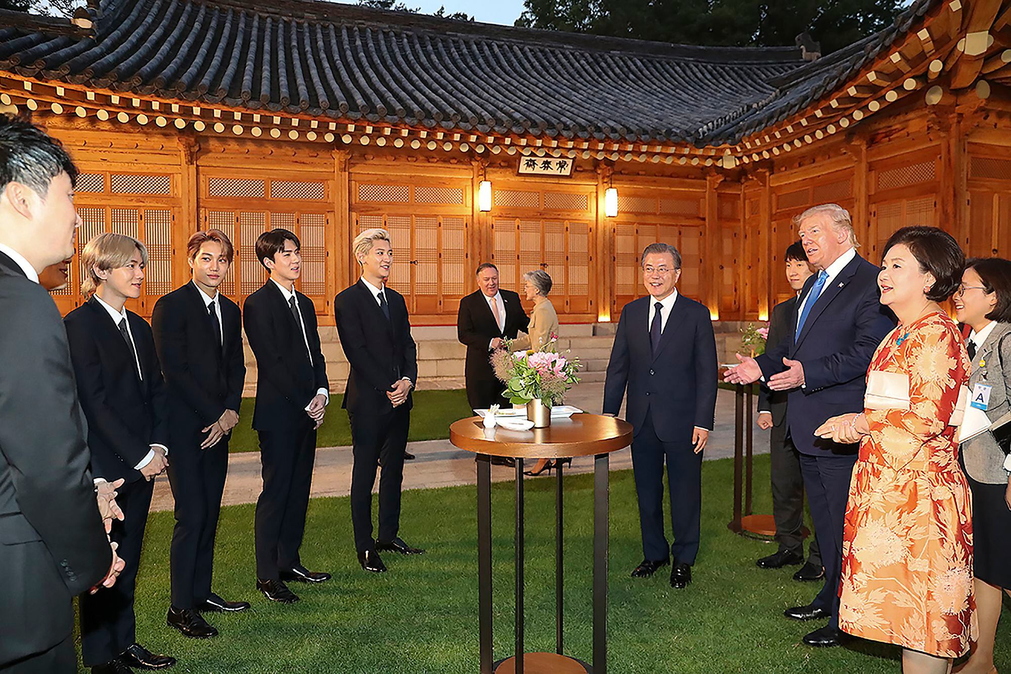 O presidente dos EUA, Donald Trump, conversa com a 'boy band' EXO durante uma visita presidencial à Coreia do Sul em 2019.