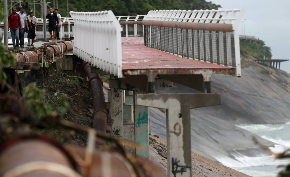 Trecho da ciclovia Tim Mais destruído pela chuva na região de São Conrado, no Rio de Janeiro