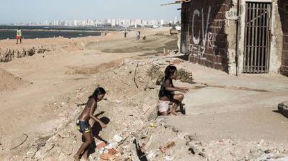 Crian&ccedil;as brincam em praia no Pirambu, &aacute;rea que j&aacute; foi considerada umas das mais violentas de Fortaleza