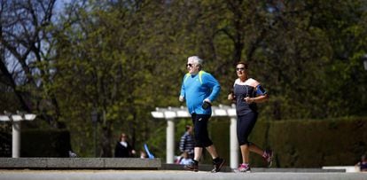 Um casal idoso corre por Madri, em 2015