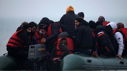 Um grupo de mais de 40 imigrantes a bordo de um barco inflável deixou a França na quarta-feira com destino ao Reino Unido