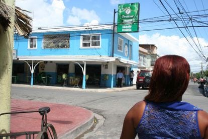 Gabriela Flores nas ruas de Boca Chica, onde costumava se prostituir quando era menor. Às vezes, ainda faz isso.
