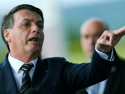 O presidente Jair Bolsonaro gesticula enquanto fala com a imprensa nesta segunda-feira, 20 de abril, diante do Palácio do Alvorada.