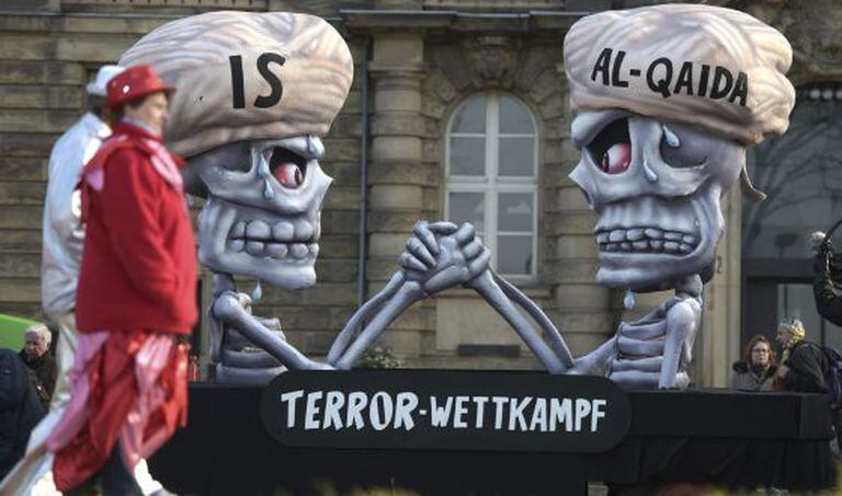 Bonecos representam Estado Islâmico e Al-Qaeda no carnaval de Düsseldorf (Alemanha).
