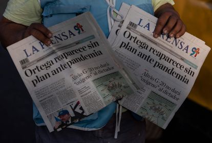 Jornaleiro oferece exemplares do ‘La Prensa’ numa rua de Manágua, em 16 de abril de 2020. / INTI OCON / AFP