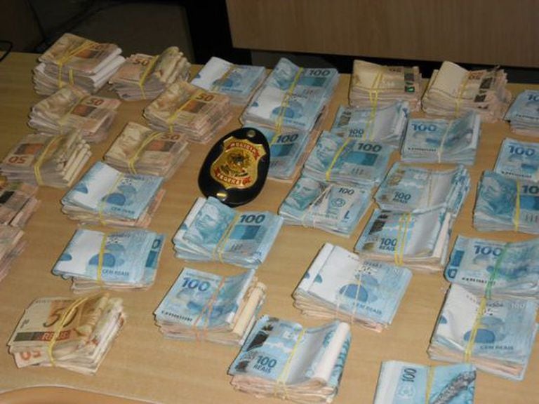 Parte do dinheiro apreendido pela polícia em Santos, durante operação contra tráfico internacional.