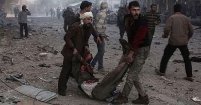 Sírios carregam vítima de bombardeio em Damasco.