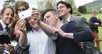 David Cameron faz um selfie com militantes conservadores.