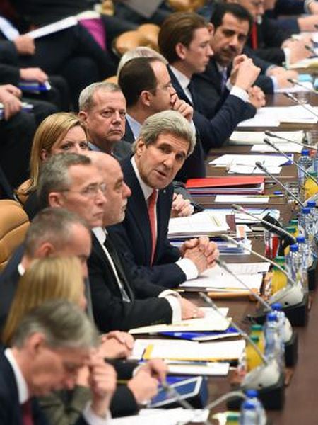 Secretário de Estado dos EUA, John Kerry, em reunião na sede da OTAN.