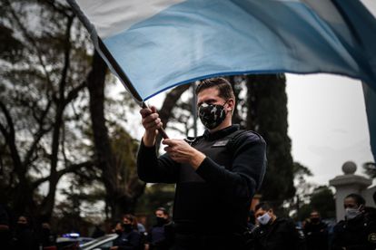 Policiais protestam diante da Quinta Presidencial de Olivos, em Buenos Aires, durante a greve por aumento de salários