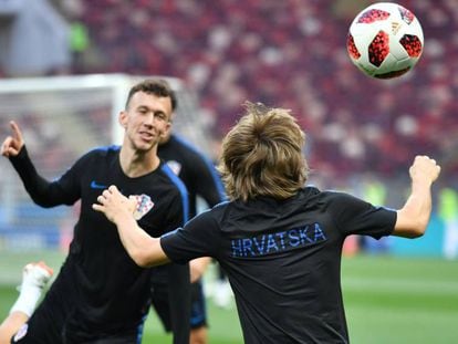 Modric (de costas) treina com Perisic antes da semifinal contra a Inglaterra.