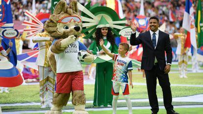 Ronaldo com o mascote da Copa, o lobo Zabivaka.