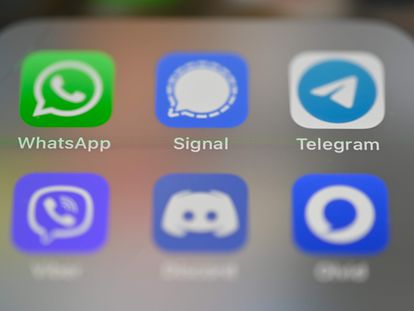 Tela de celular com os logotipos dos aplicativos de mensagens WhatsApp, Signal, Telegram, Viber, Discord e Olvid.