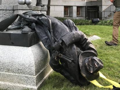 A estátua derrubada em Durham, nos EUA.