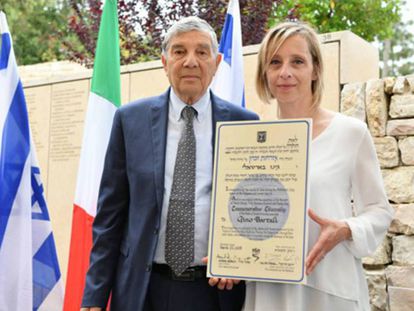 Gioia, neta de Bartali, ao lado de Avner Shalev, presidente do Museu do Holocausto, depois de receber o certificado