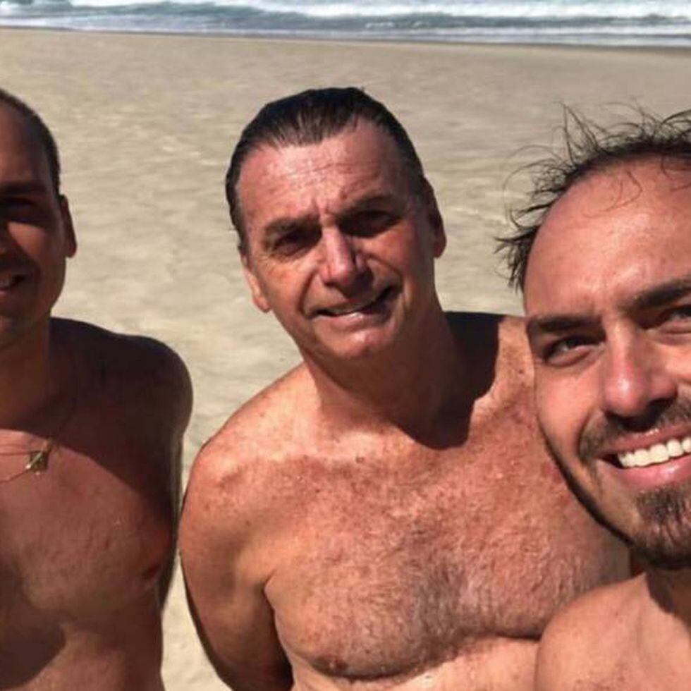 Tweet Jair M. Bolsonaro Qjairbolson - É hoje é o dia da Laura -  Nossos parabéns - Pelos seus