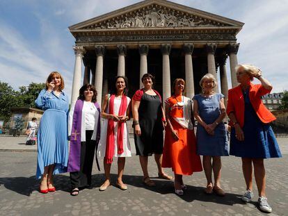 Hélène Pichon, Christina Moreira, Loan Rocher, Marie-Automne Thepot, Sylvaine Landrivon, Anne Soupa e Laurence de Bourbon Parme em 22 de julho, após candidatarem-se a bispo, diácono, presbítero e outros postos católicos reservados a homens.