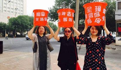 Esposas de dissidentes em um protesto. À esquerda, Wang Qiaoling.