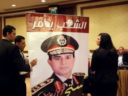 Seguidores de Al Sisi com um cartaz do general.