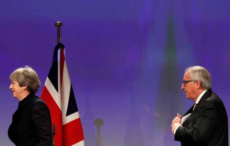 Theresa May e Jean-Claude Juncker, em Bruxelas