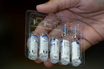 Profissional da saúde segura um pacote com frascos ​​da vacina russa contra a covid-19, Sputnik V.