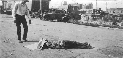 O corpo de um afro-americano em uma rua de Tulsa depois do massacre racial de 1921.