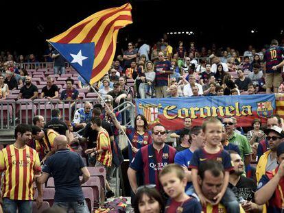 Bandeira da Catalunha é agitada no Camp Nou.